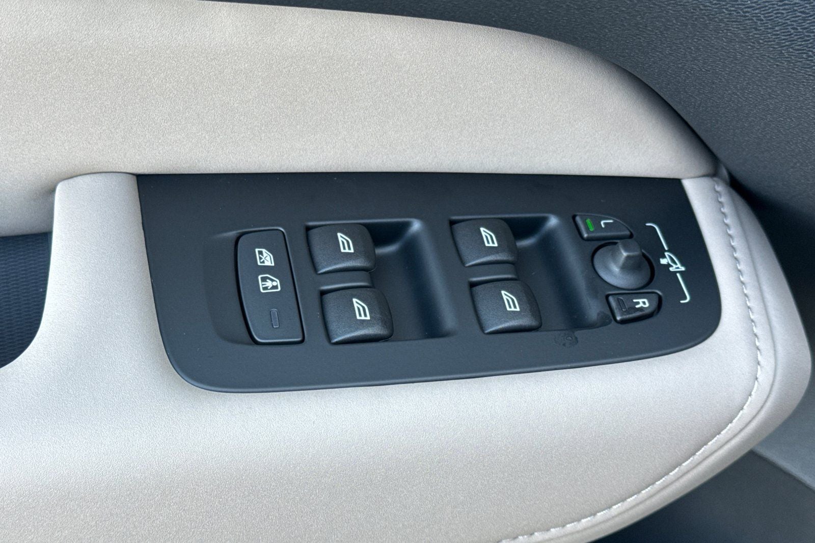 2026 Volvo XC60 Plug-In Hybrid T8 Plus