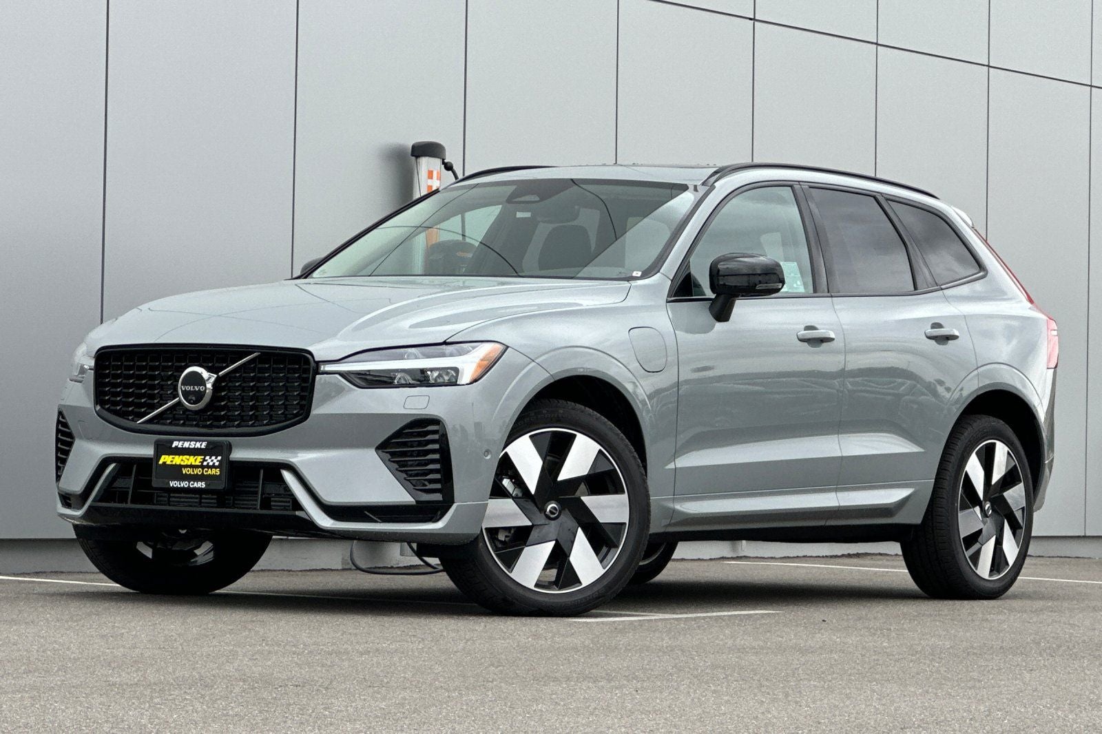 2025 Volvo XC60 Plug-In Hybrid T8 Plus