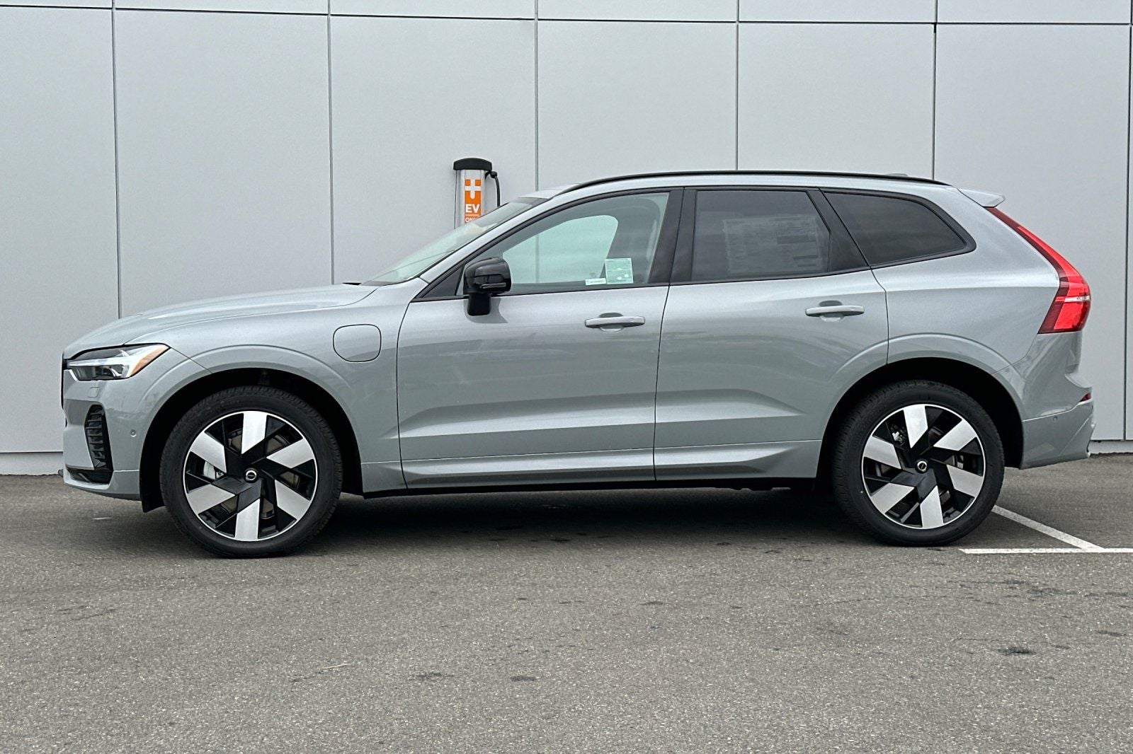 2025 Volvo XC60 Plug-In Hybrid T8 Plus