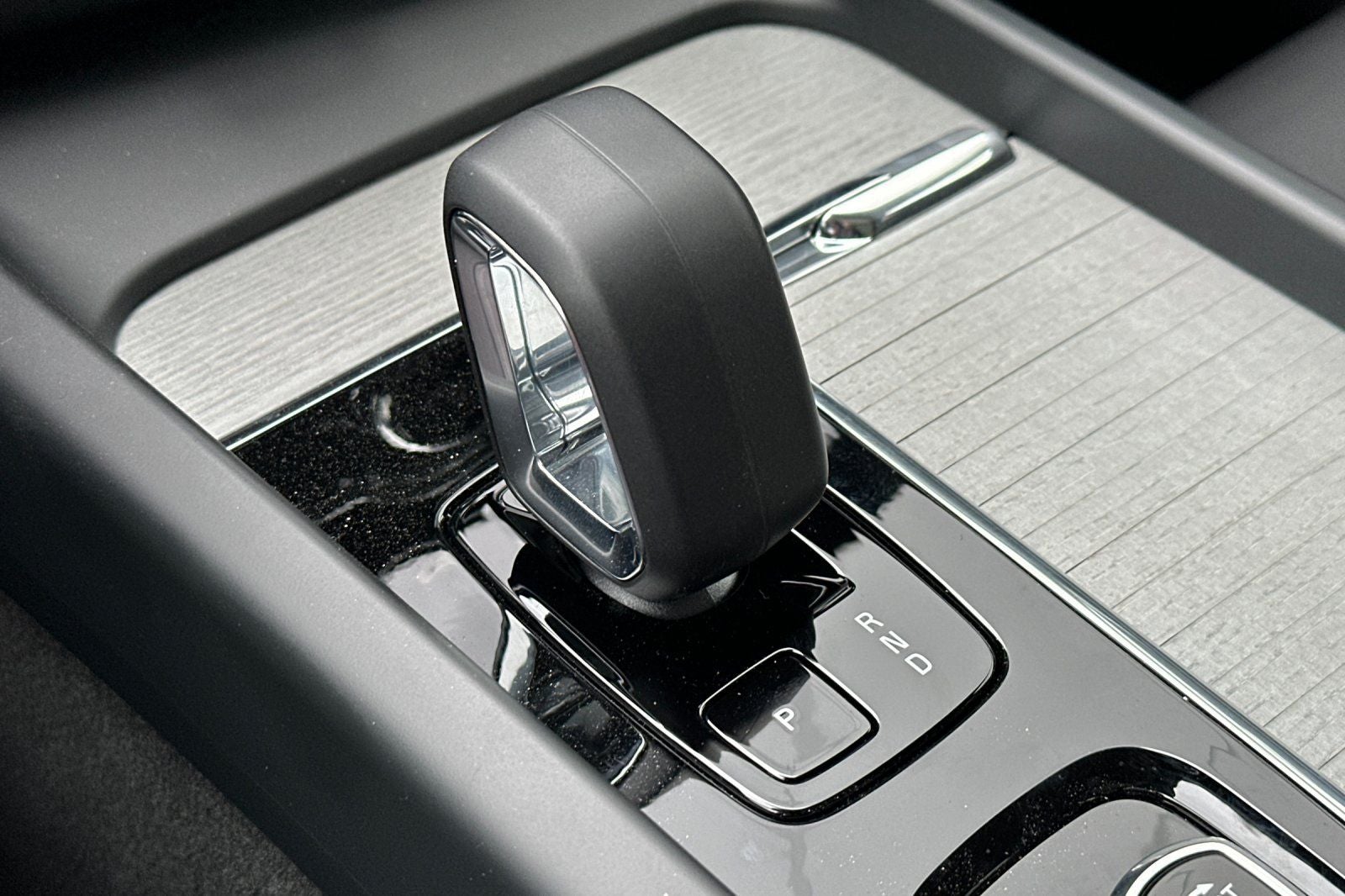 2025 Volvo XC60 Plug-In Hybrid T8 Plus