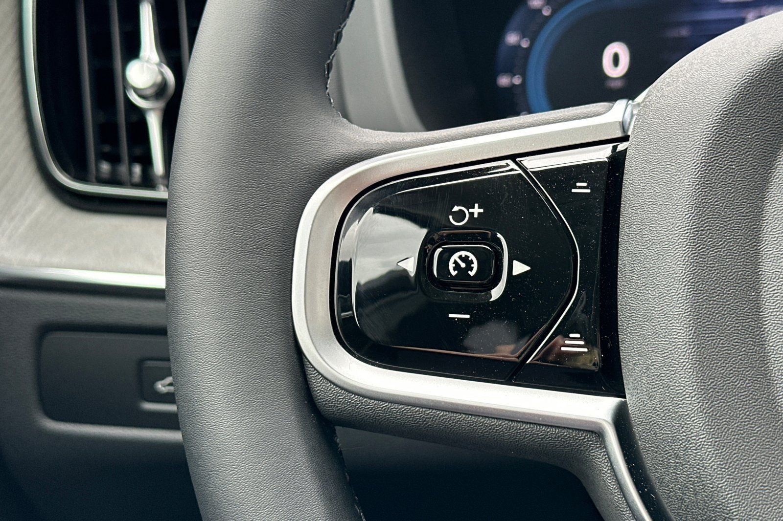 2025 Volvo XC60 Plug-In Hybrid T8 Plus