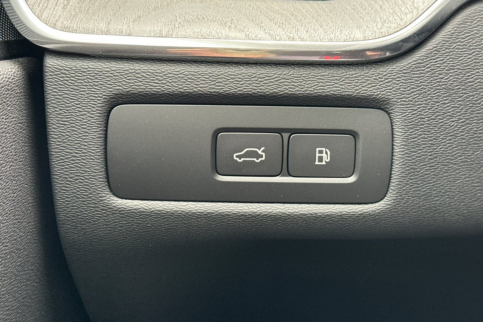 2025 Volvo XC60 Plug-In Hybrid T8 Plus