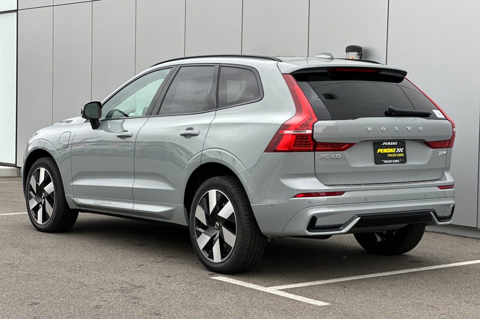 2025 Volvo XC60 Plug-In Hybrid T8 Plus