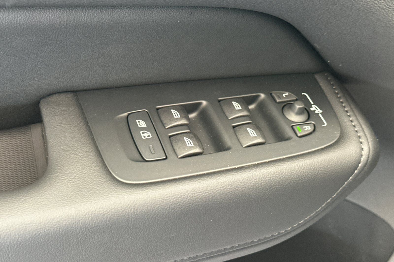 2025 Volvo XC60 Plug-In Hybrid T8 Plus