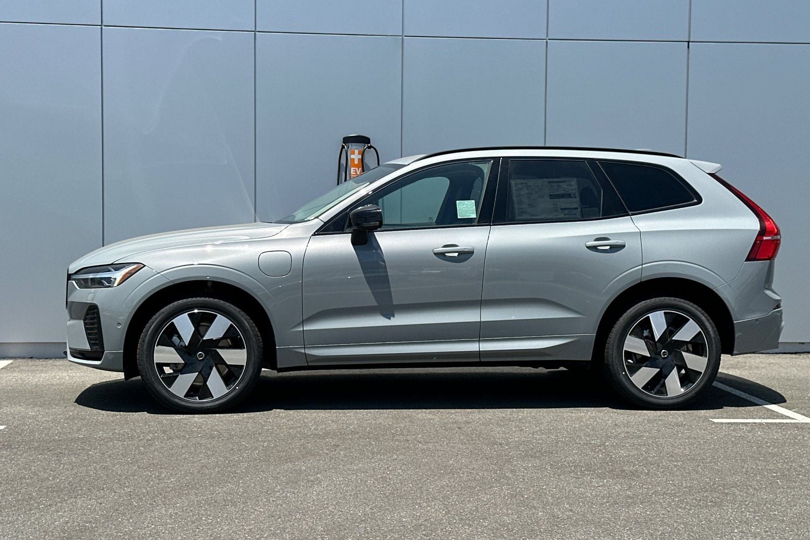 2025 Volvo XC60 Plug-In Hybrid T8 Plus