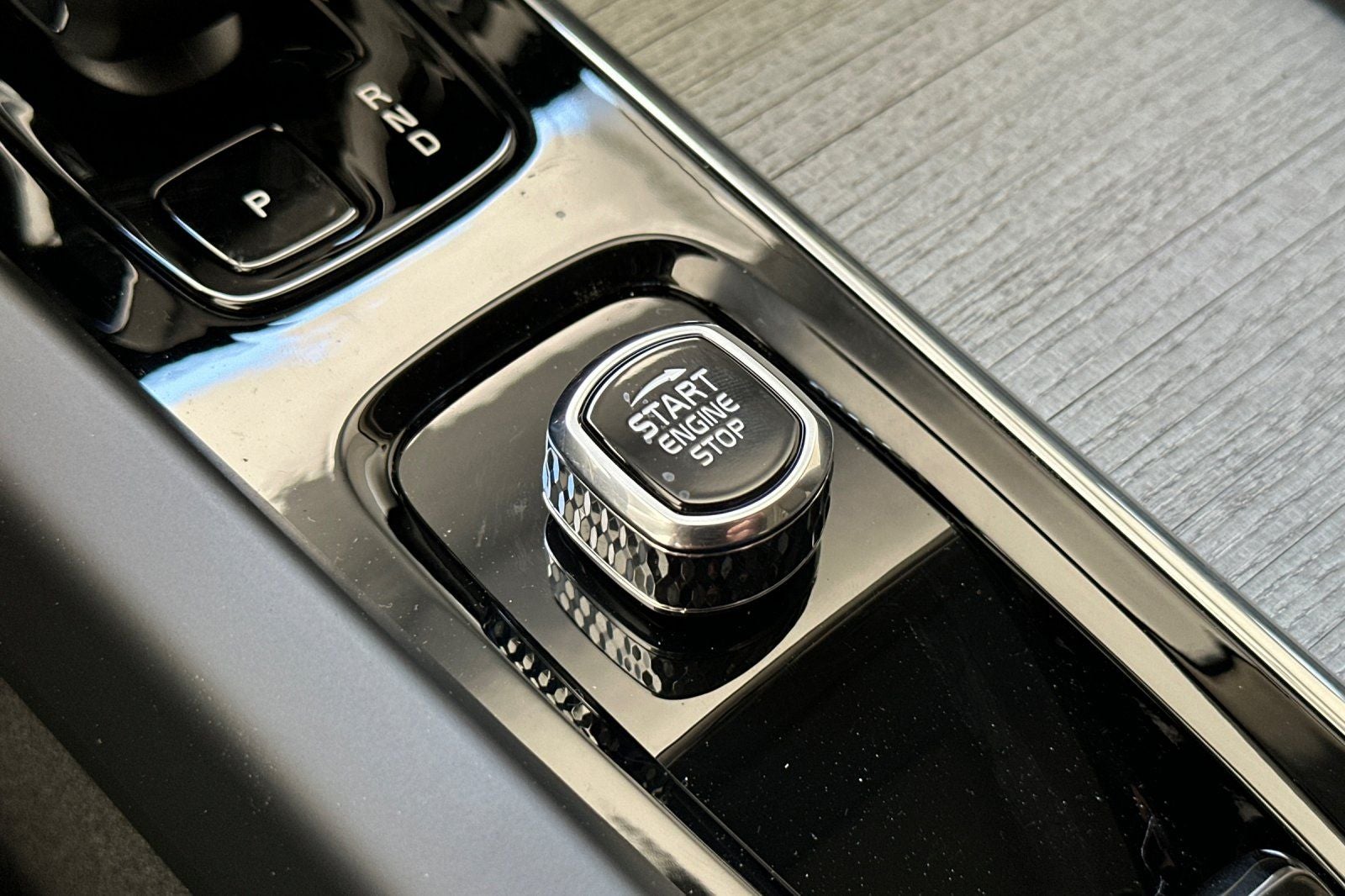 2025 Volvo XC60 Plug-In Hybrid T8 Plus