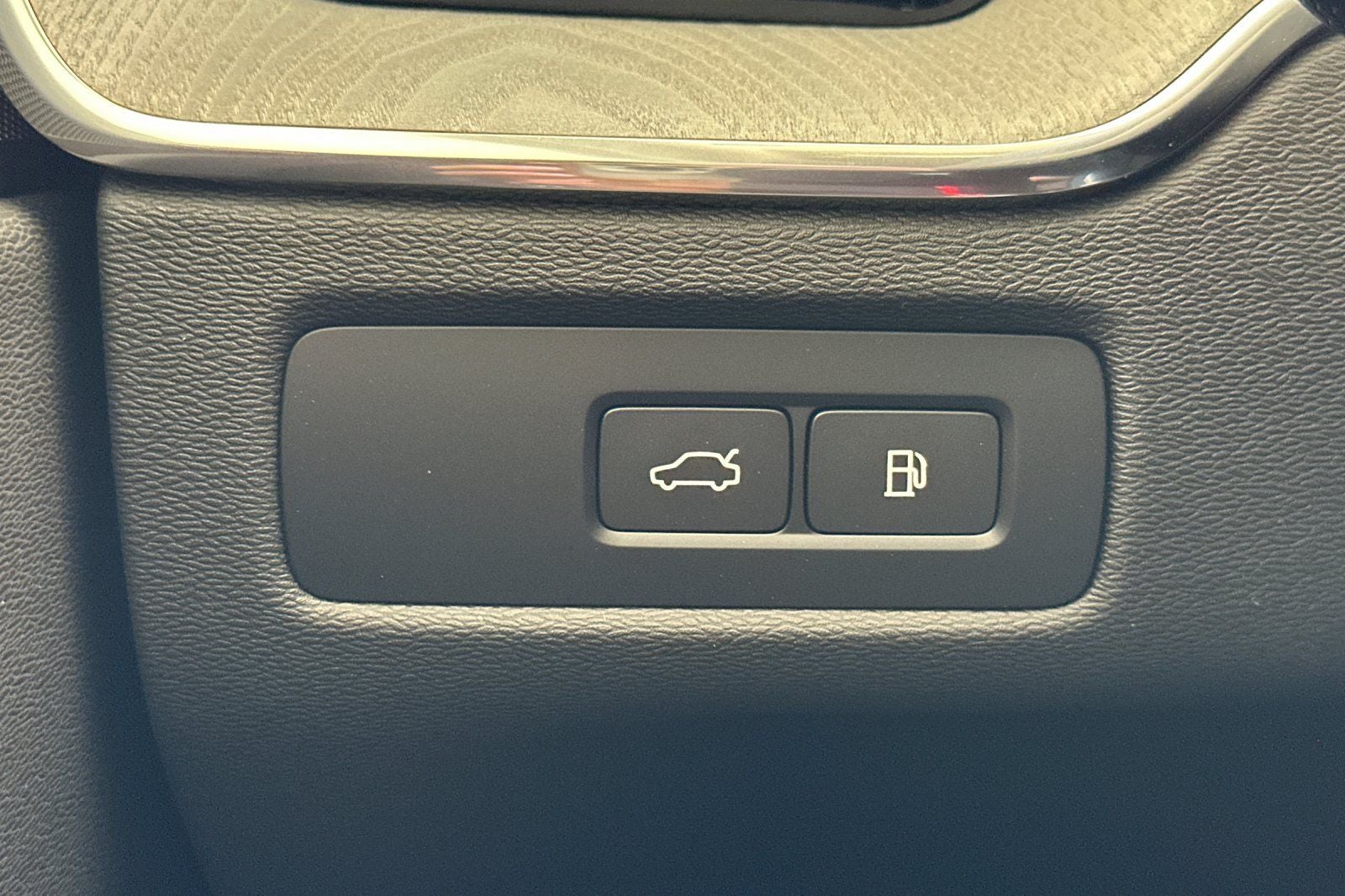 2025 Volvo XC60 Plug-In Hybrid T8 Plus