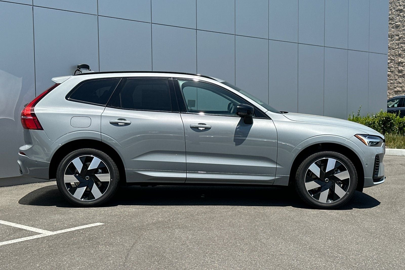 2025 Volvo XC60 Plug-In Hybrid T8 Plus