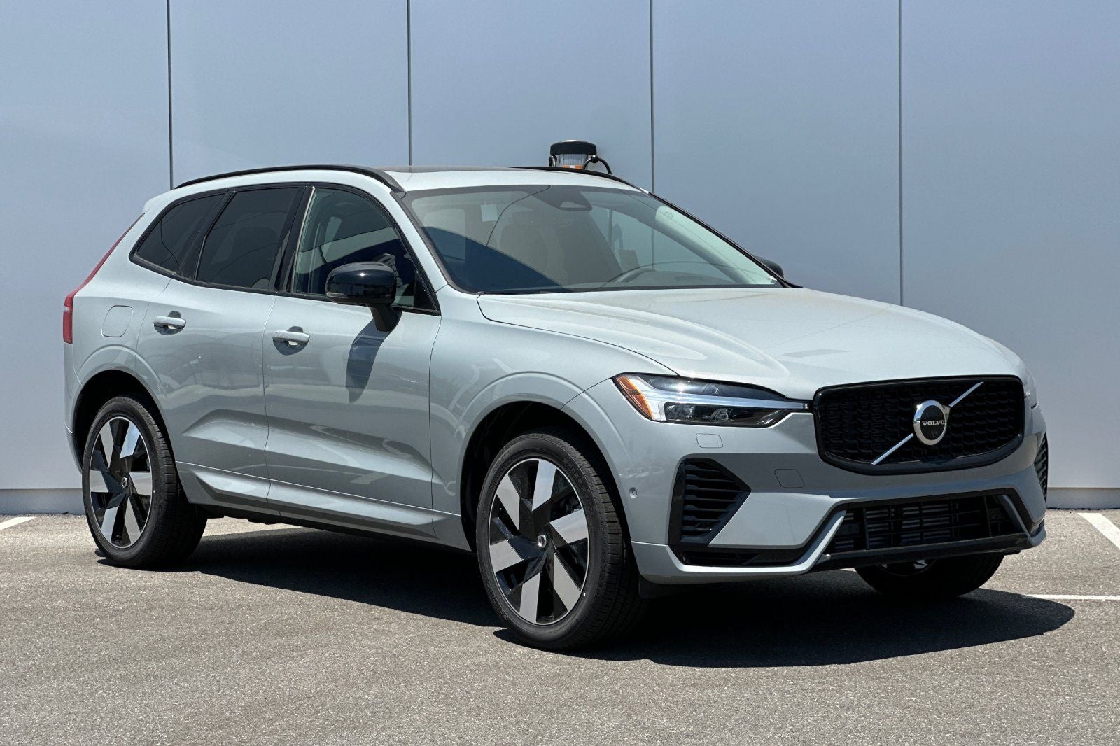 2025 Volvo XC60 Plug-In Hybrid T8 Plus