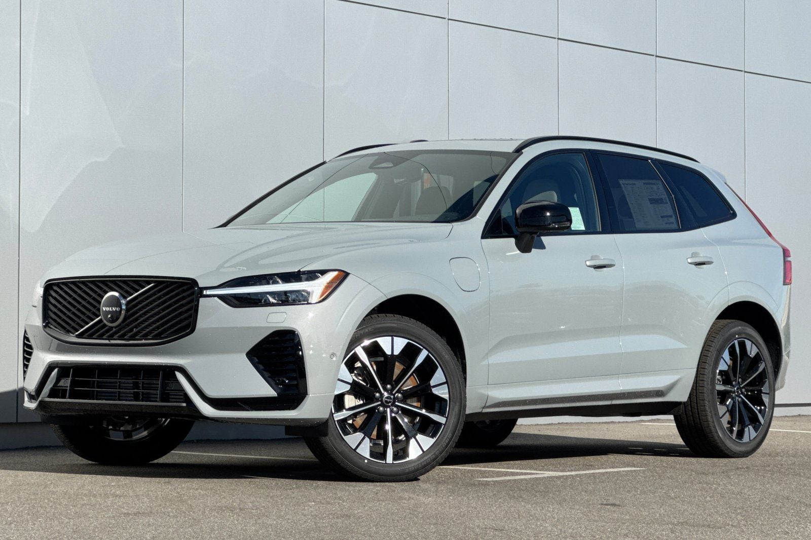2026 Volvo XC60 Plug-In Hybrid T8 Plus