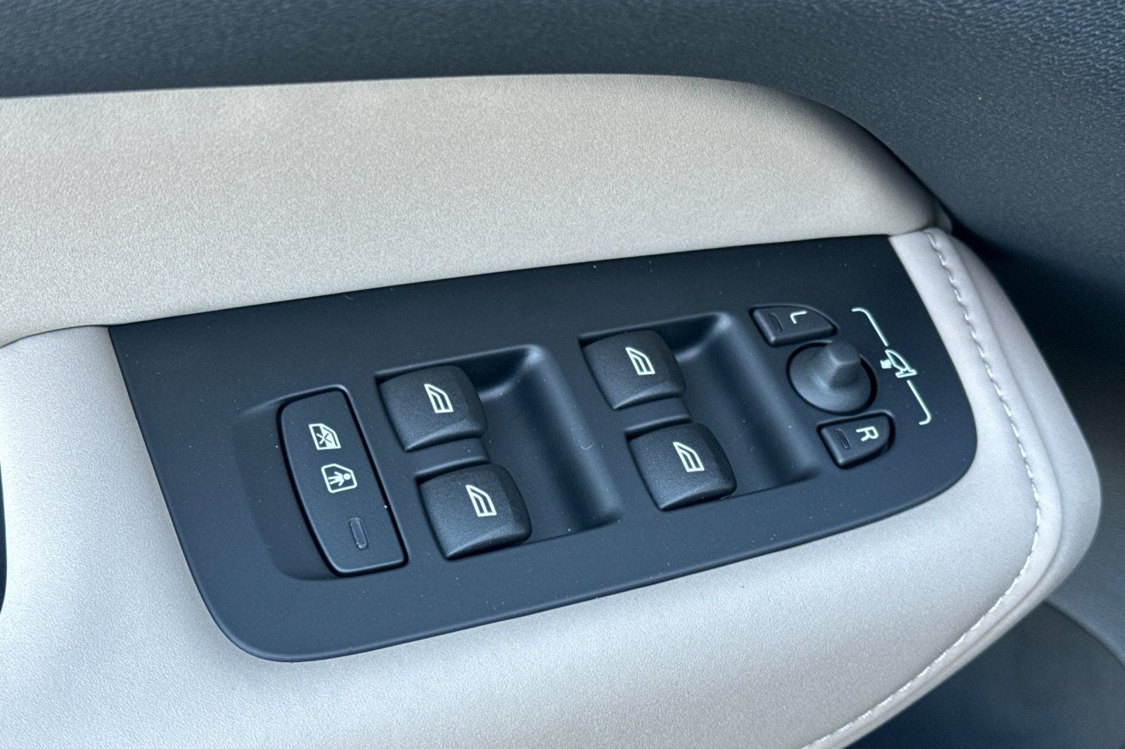 2026 Volvo XC60 Plug-In Hybrid T8 Plus