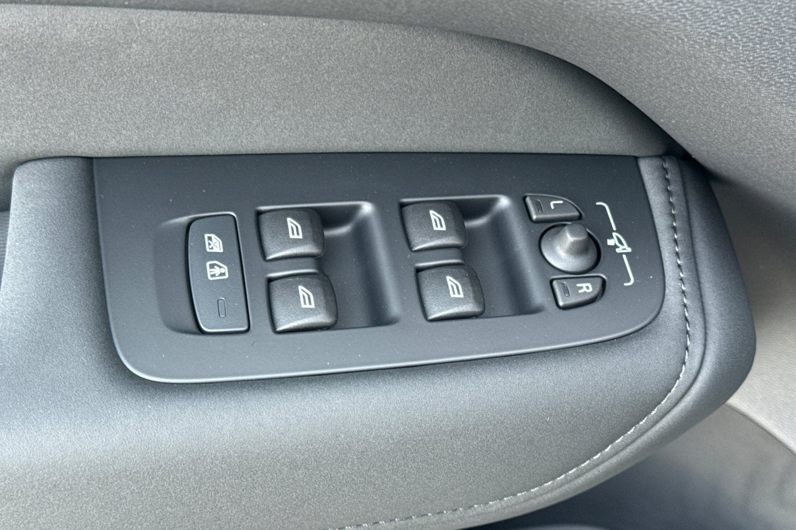 2026 Volvo XC60 Plug-In Hybrid T8 Ultra Black Edition