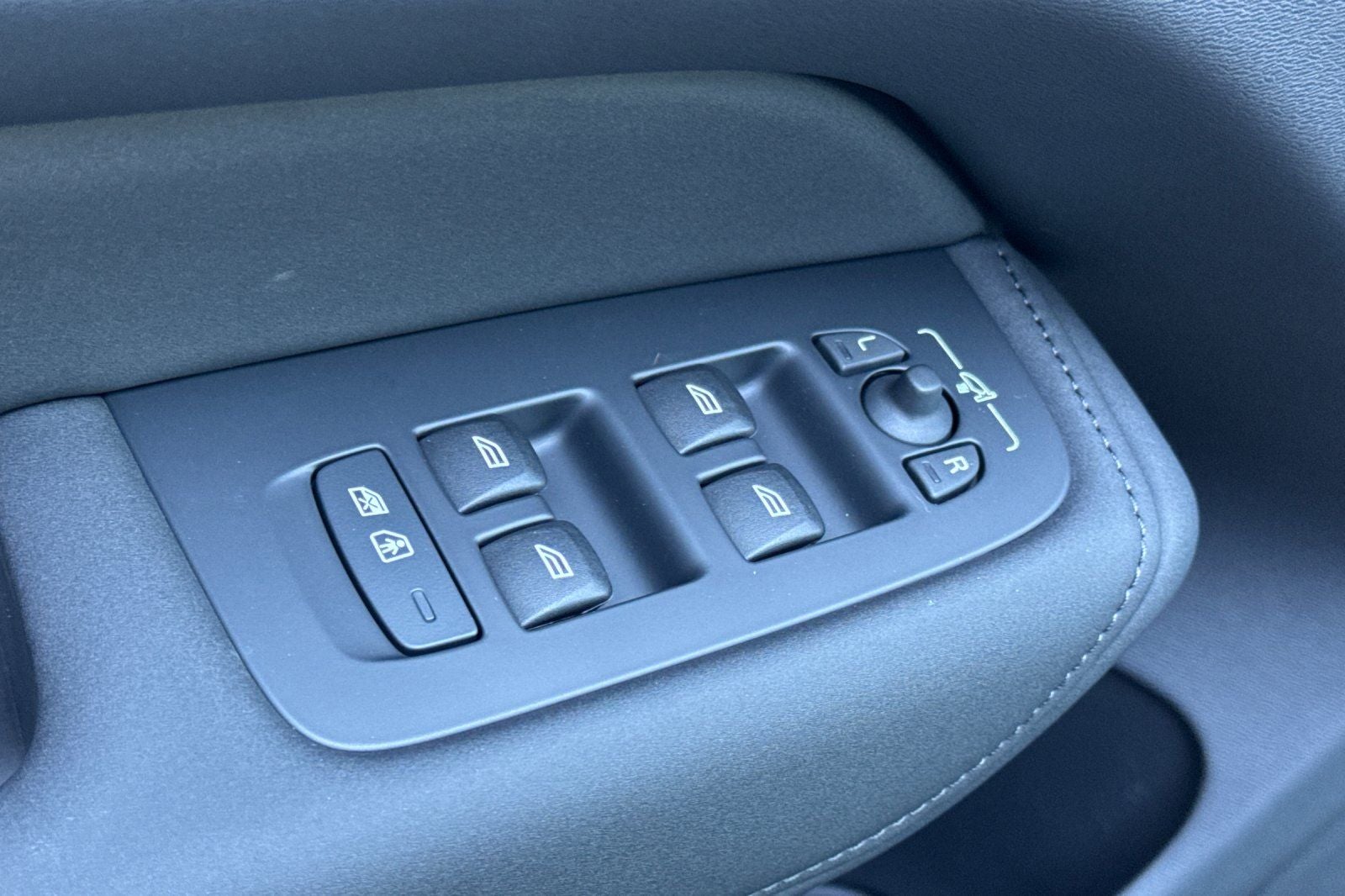 2026 Volvo XC60 Plug-In Hybrid T8 Ultra Black Edition
