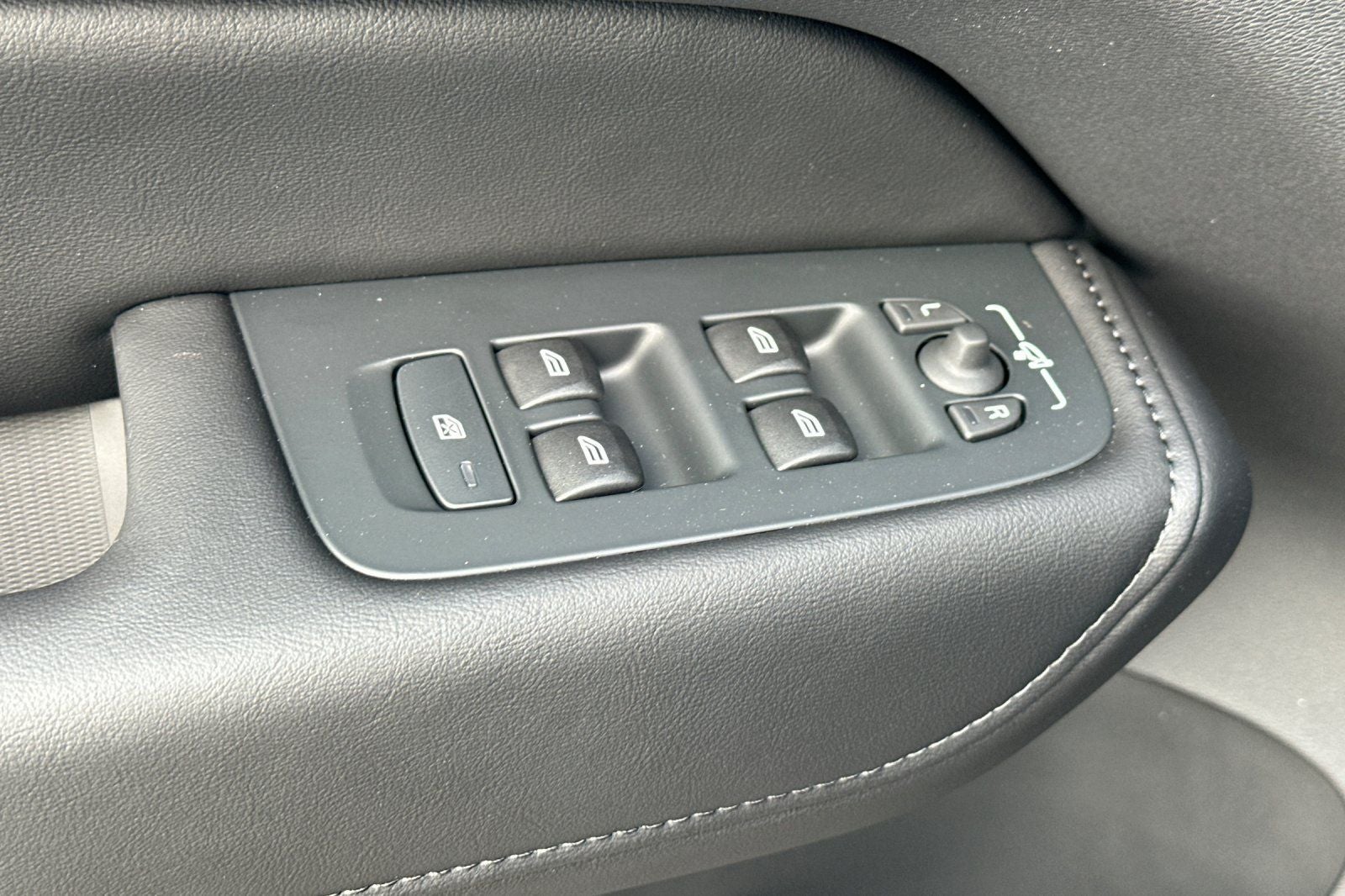 2025 Volvo XC60 Plug-In Hybrid T8 Core