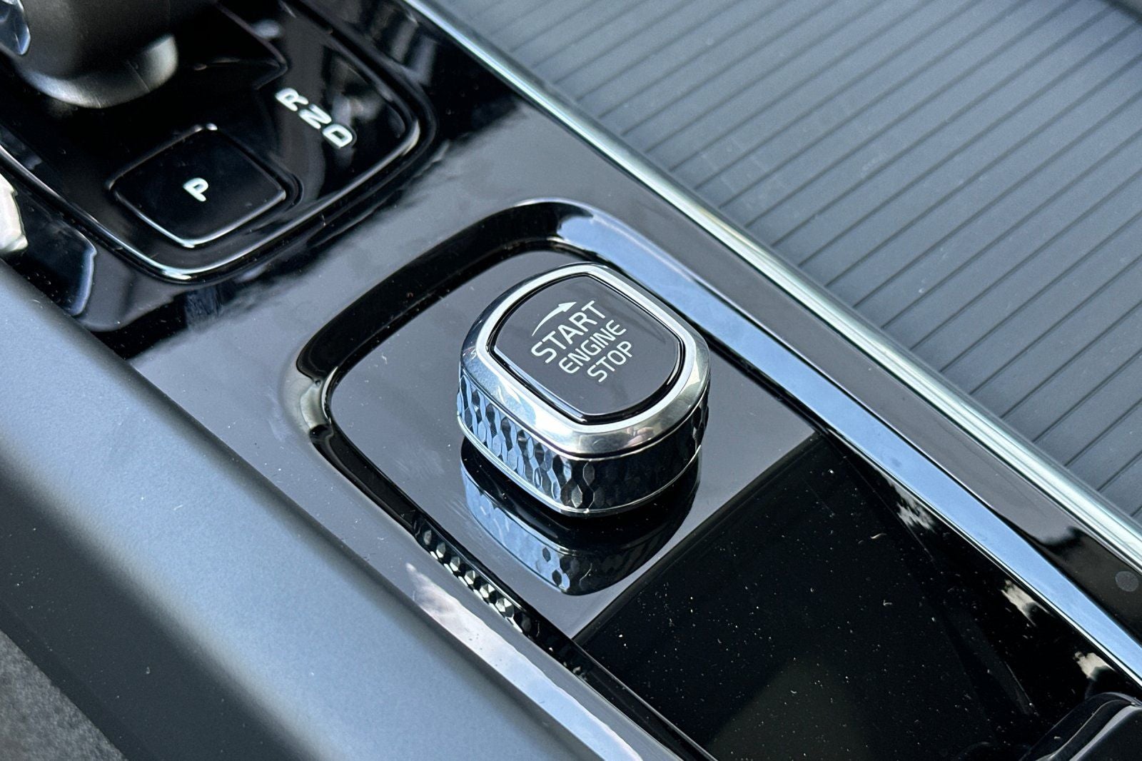 2025 Volvo XC60 Plug-In Hybrid T8 Core