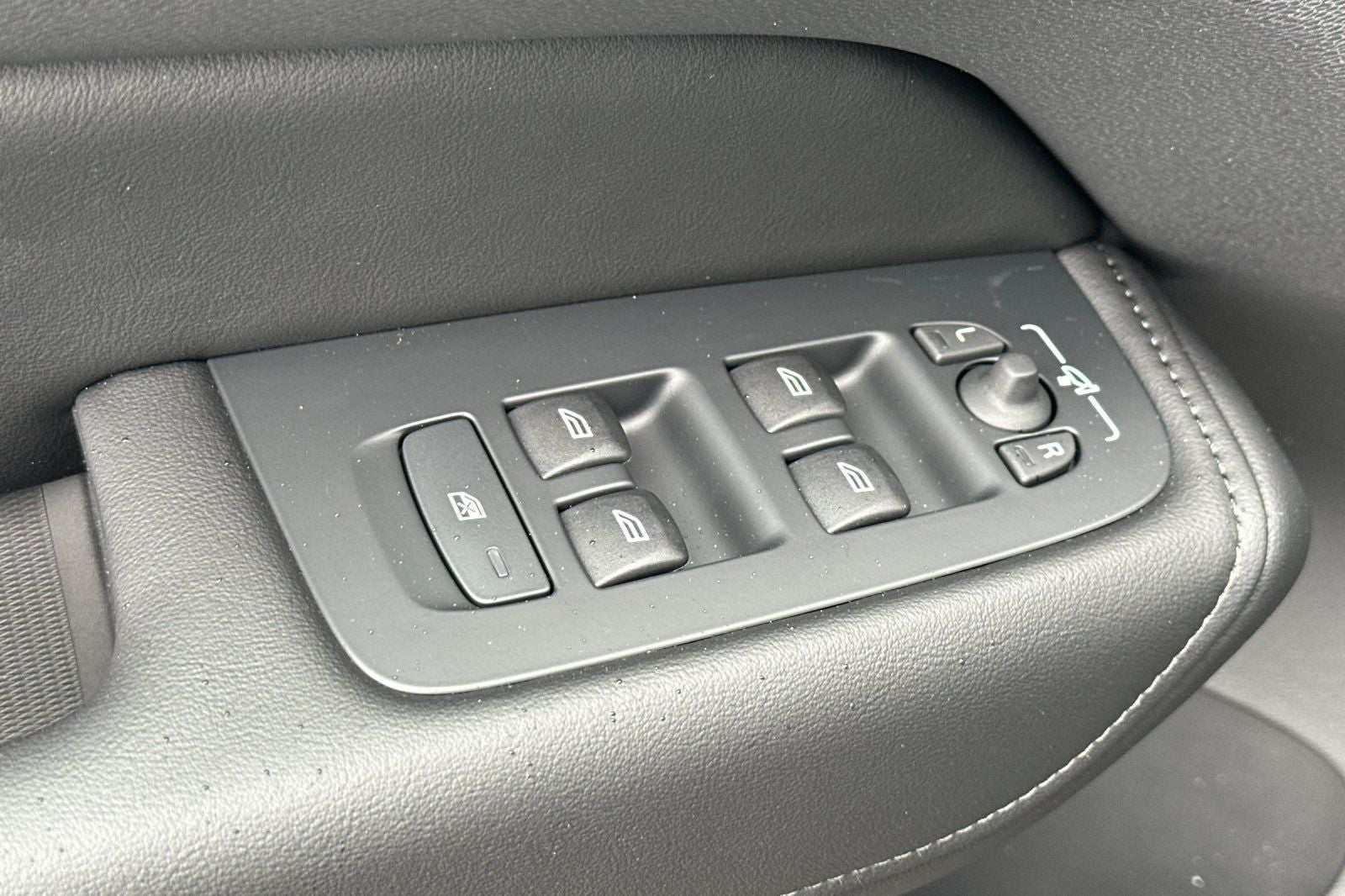 2025 Volvo XC60 Plug-In Hybrid T8 Core