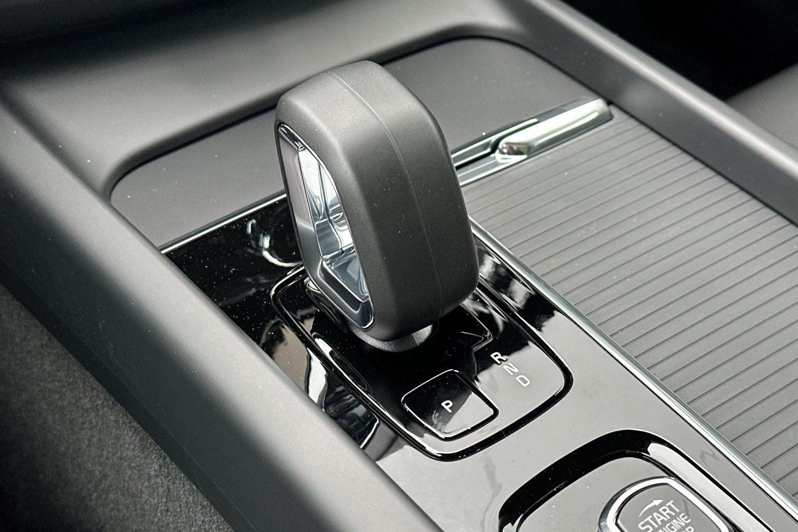 2025 Volvo XC60 Plug-In Hybrid T8 Core