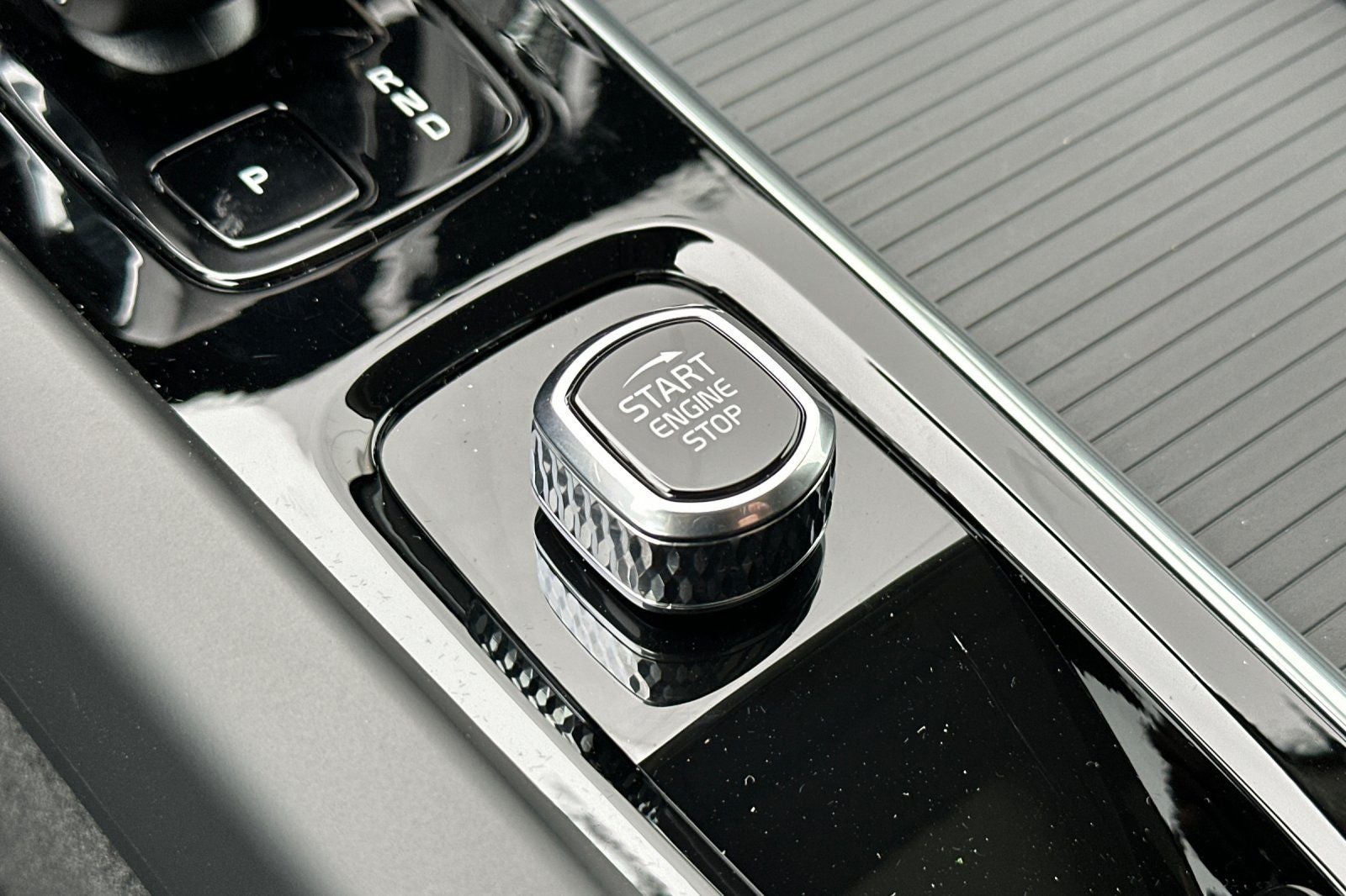 2025 Volvo XC60 Plug-In Hybrid T8 Core