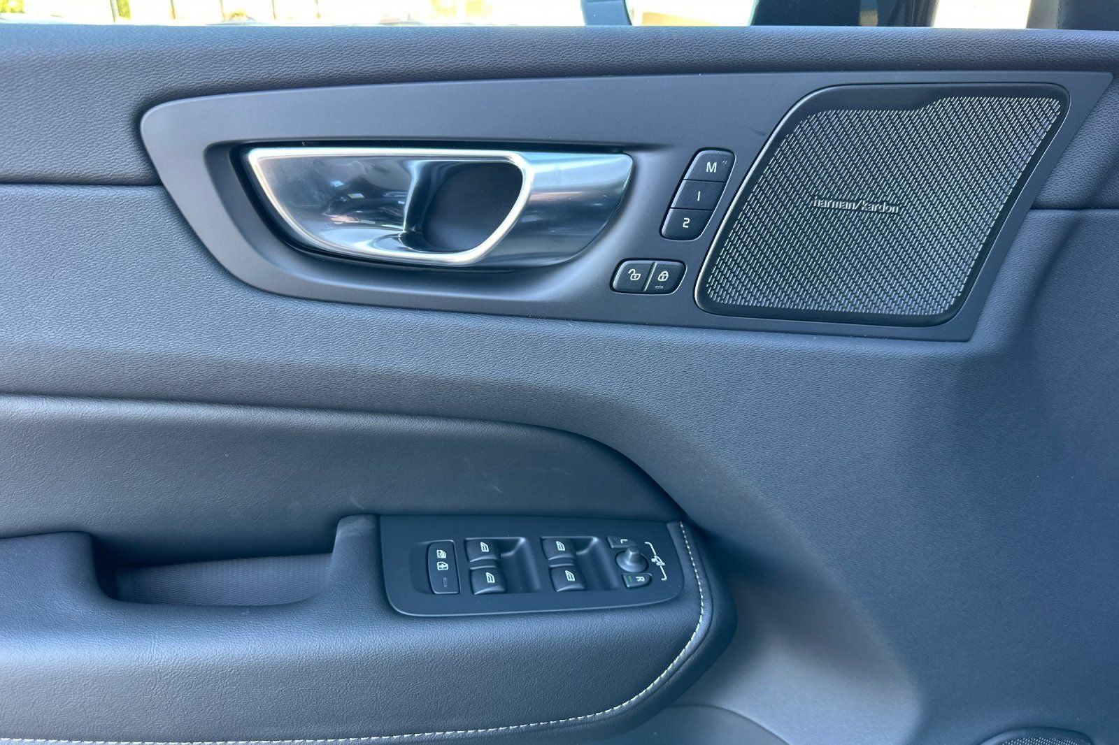 2025 Volvo XC60 Plug-In Hybrid T8 Ultra