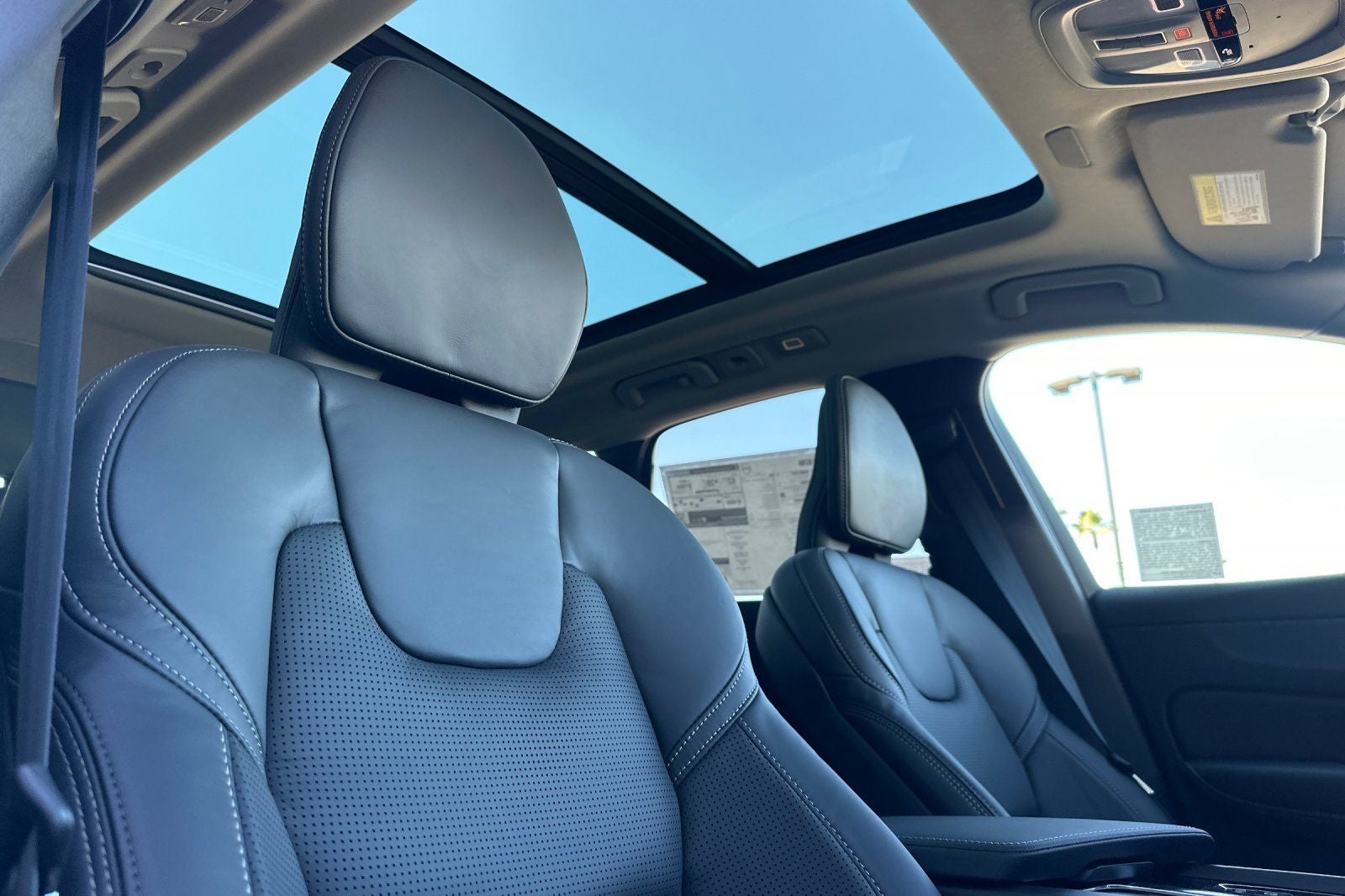 2025 Volvo XC60 Plug-In Hybrid T8 Ultra