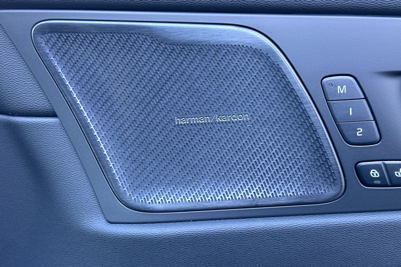 2025 Volvo XC60 Plug-In Hybrid T8 Ultra