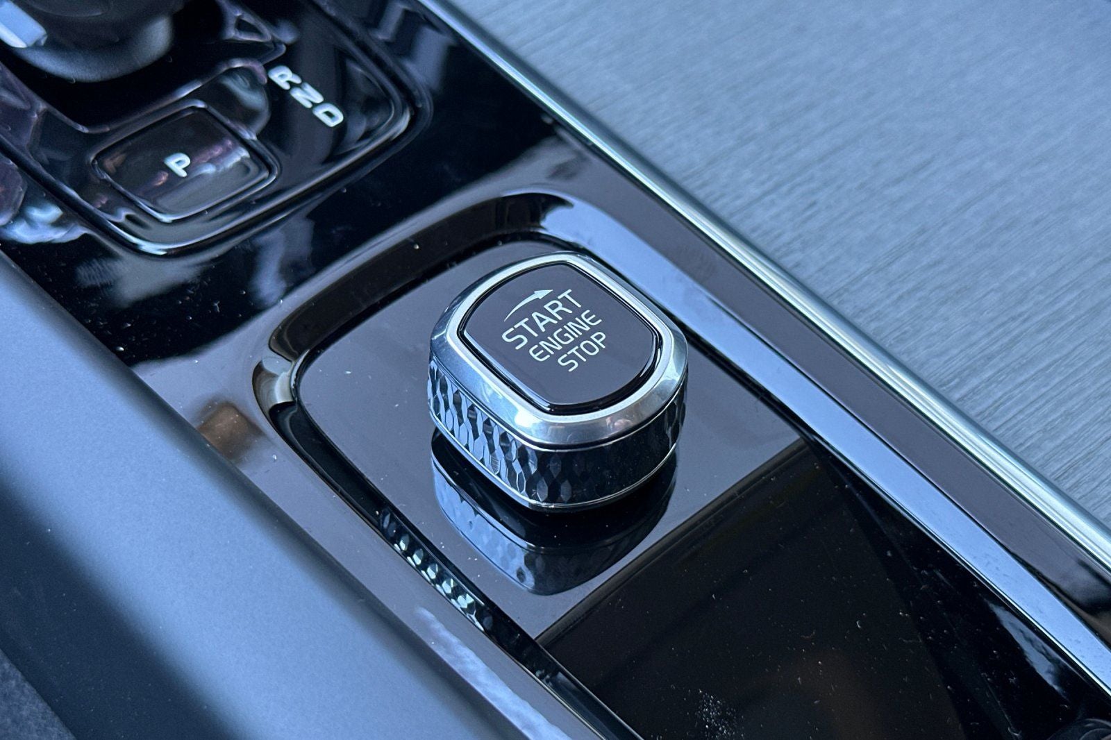 2025 Volvo XC60 Plug-In Hybrid T8 Ultra