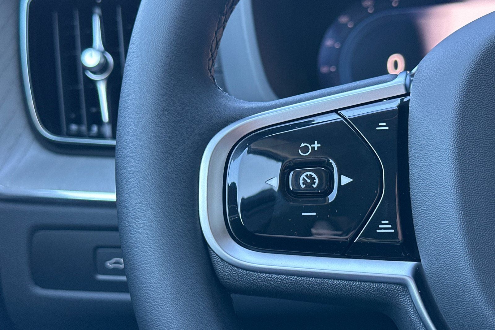 2025 Volvo XC60 Plug-In Hybrid T8 Ultra