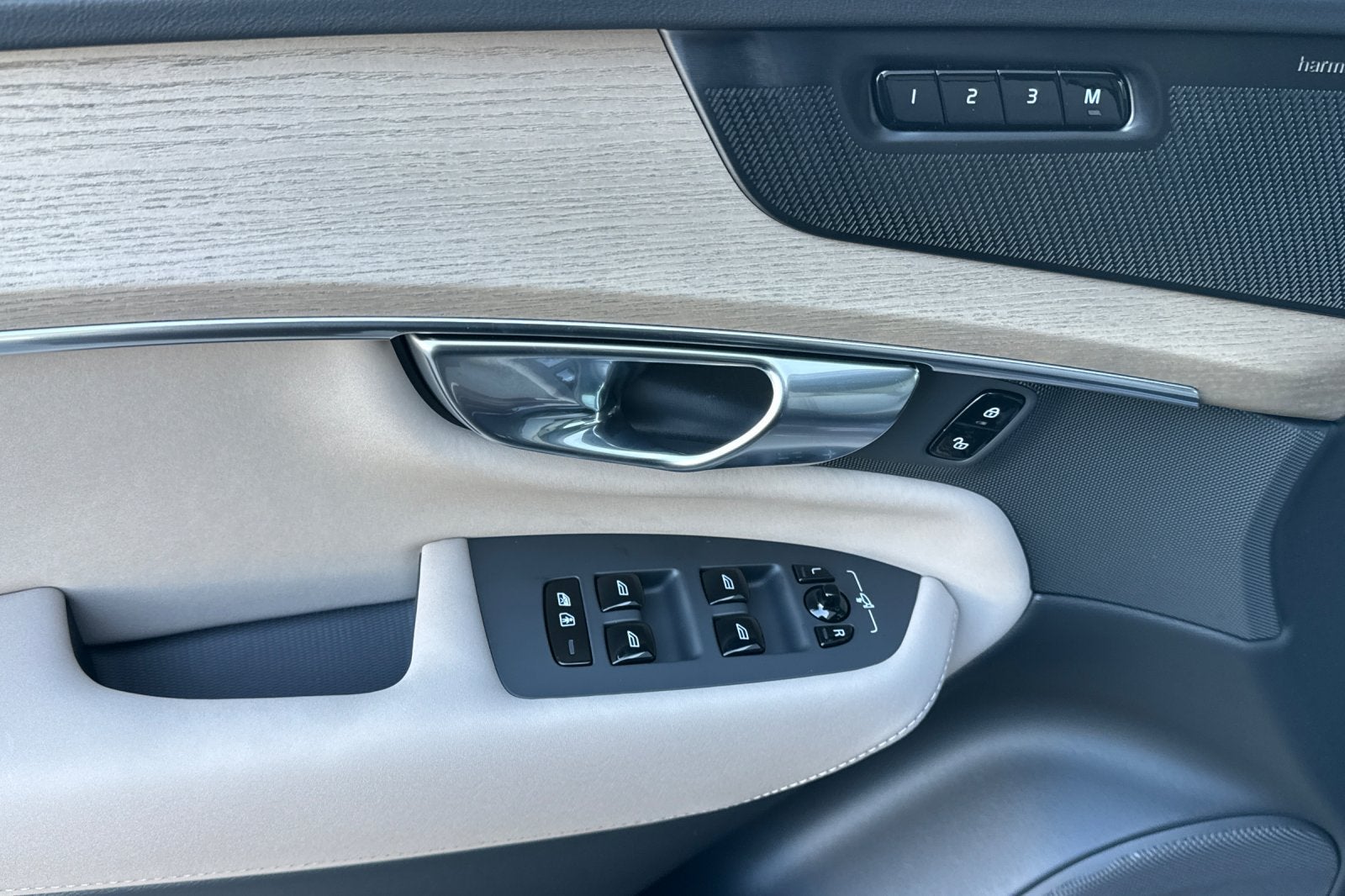 2027 Volvo XC90 Plug-In Hybrid T8 Plus 6 Passenger
