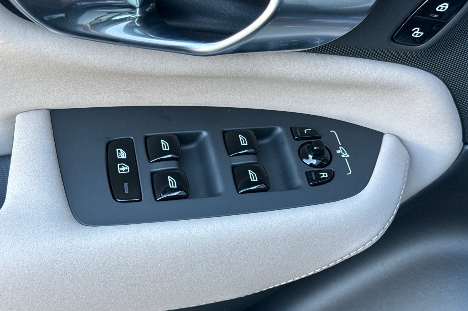 2027 Volvo XC90 Plug-In Hybrid T8 Plus 6 Passenger