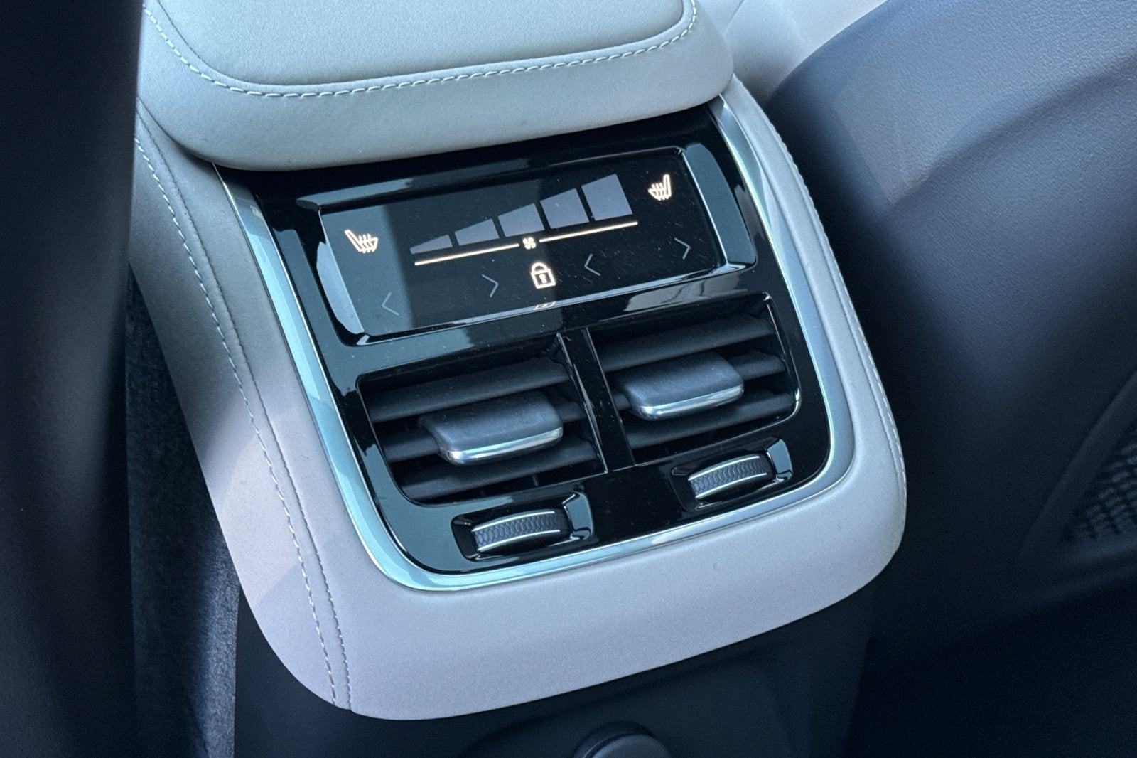 2027 Volvo XC90 Plug-In Hybrid T8 Plus 6 Passenger