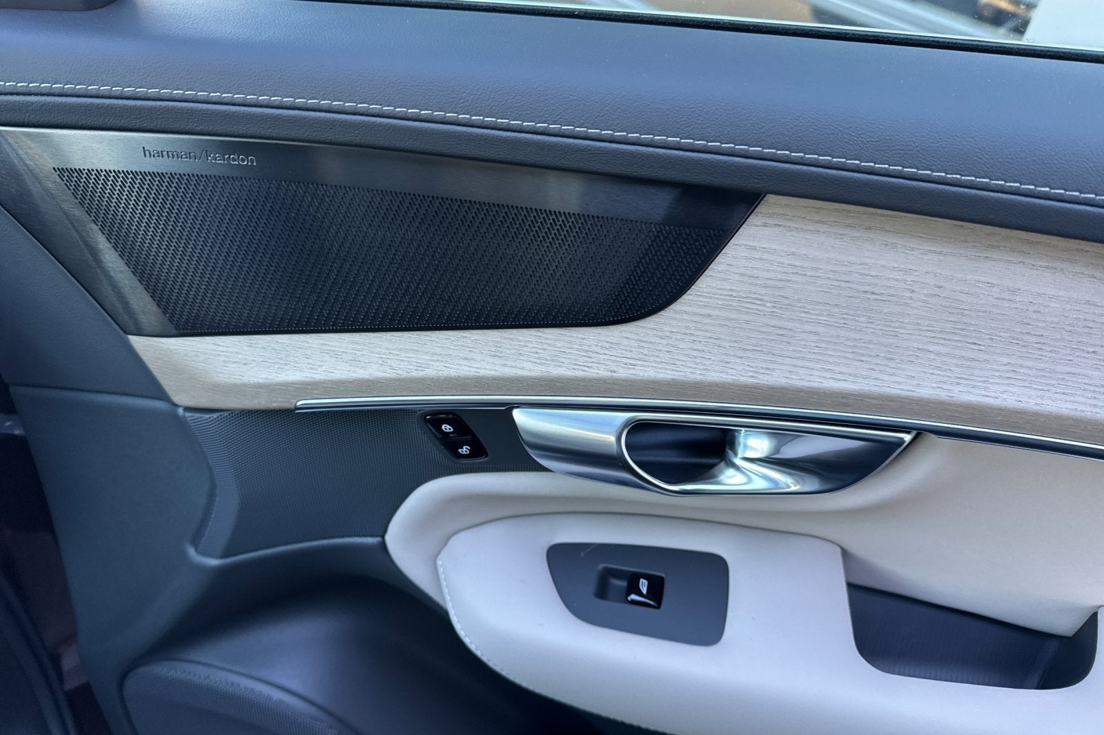 2027 Volvo XC90 Plug-In Hybrid T8 Plus 6 Passenger