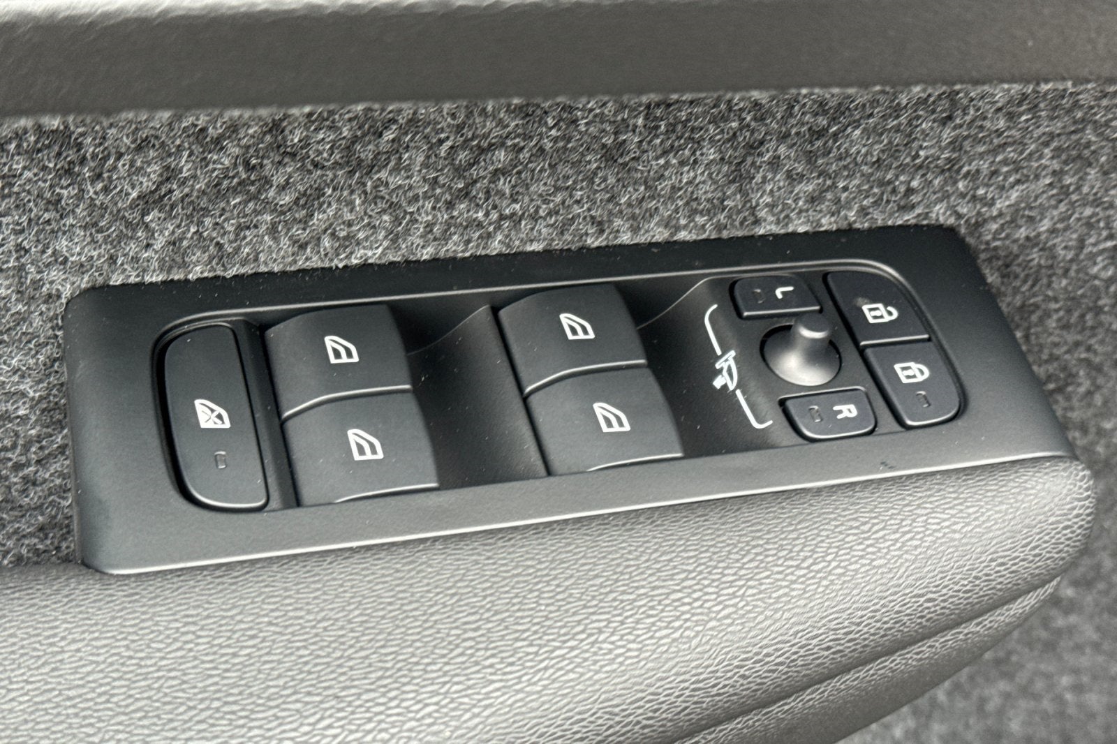 2026 Volvo XC40 B4 Plus