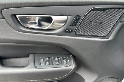 2023 Volvo XC60 B5 Ultimate Bright Theme