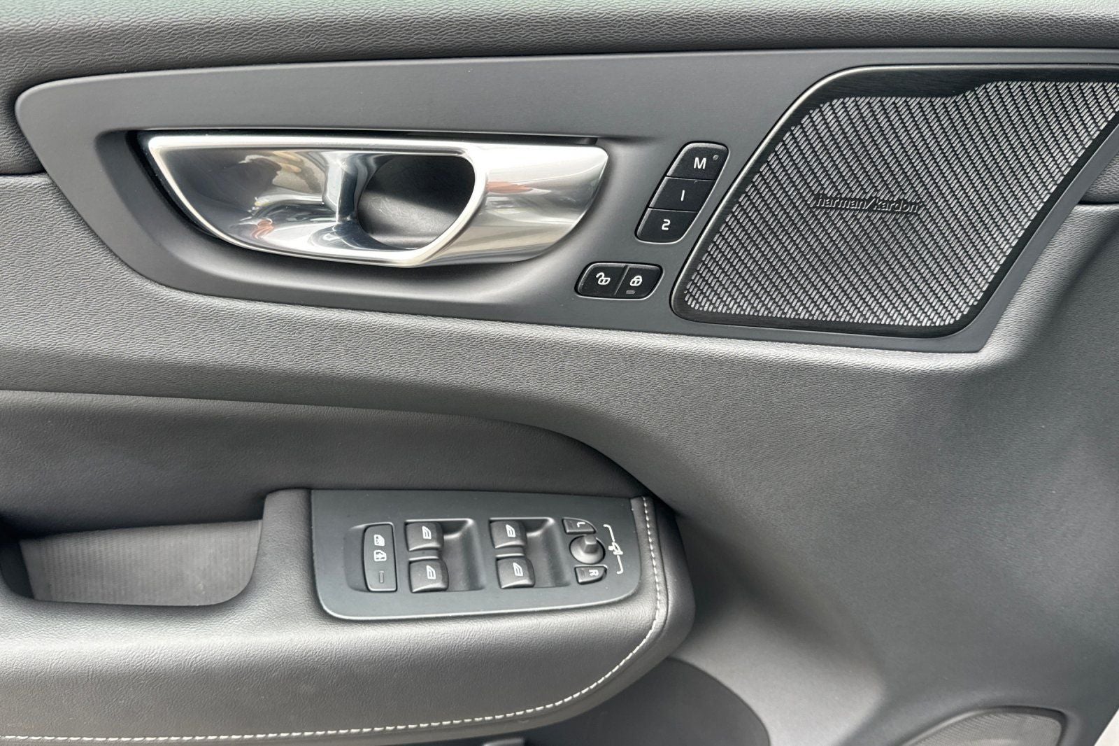 2023 Volvo XC60 B5 Ultimate Bright Theme
