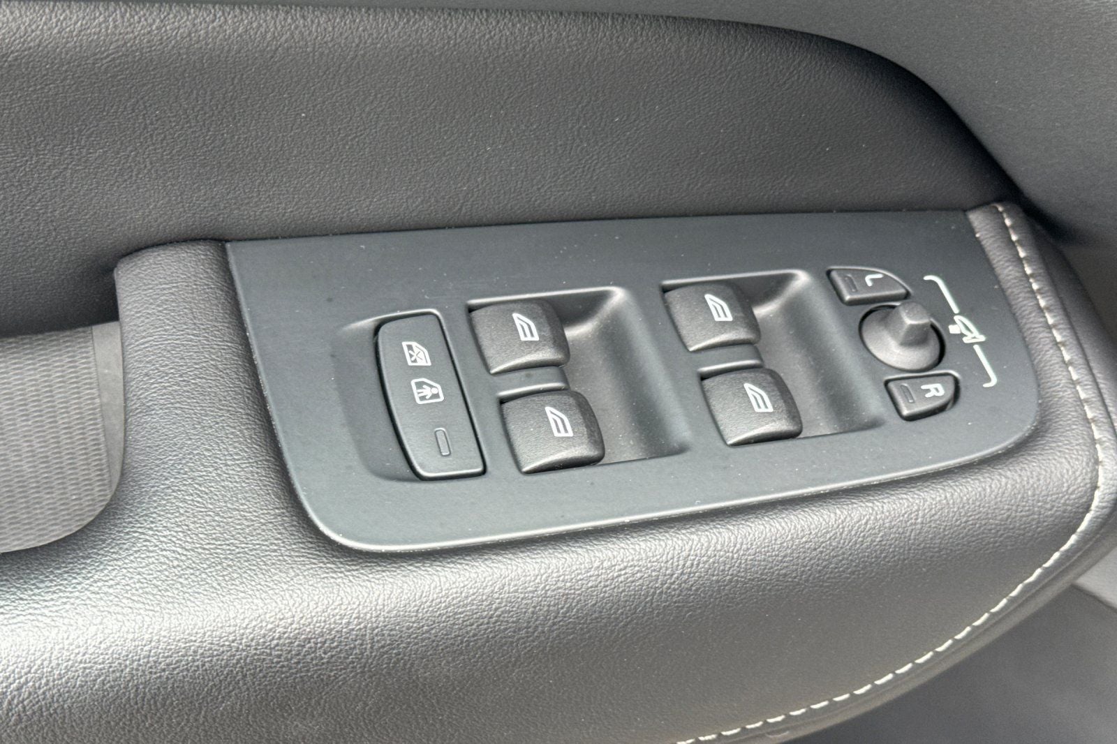 2023 Volvo XC60 B5 Ultimate Bright Theme