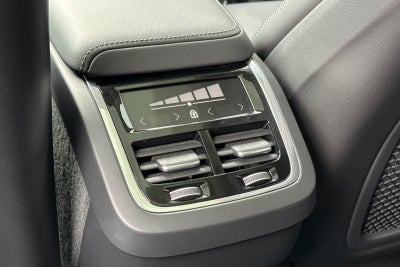 2023 Volvo XC60 B5 Ultimate Bright Theme