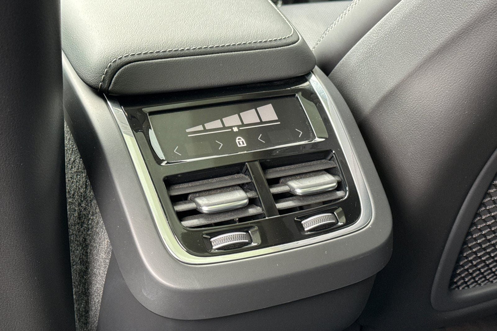 2023 Volvo XC60 B5 Ultimate Bright Theme