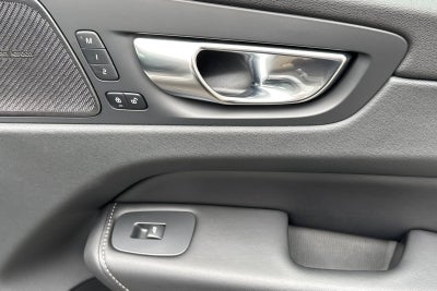2023 Volvo XC60 B5 Ultimate Bright Theme