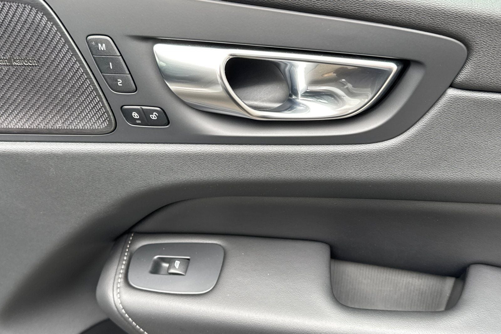 2023 Volvo XC60 B5 Ultimate Bright Theme