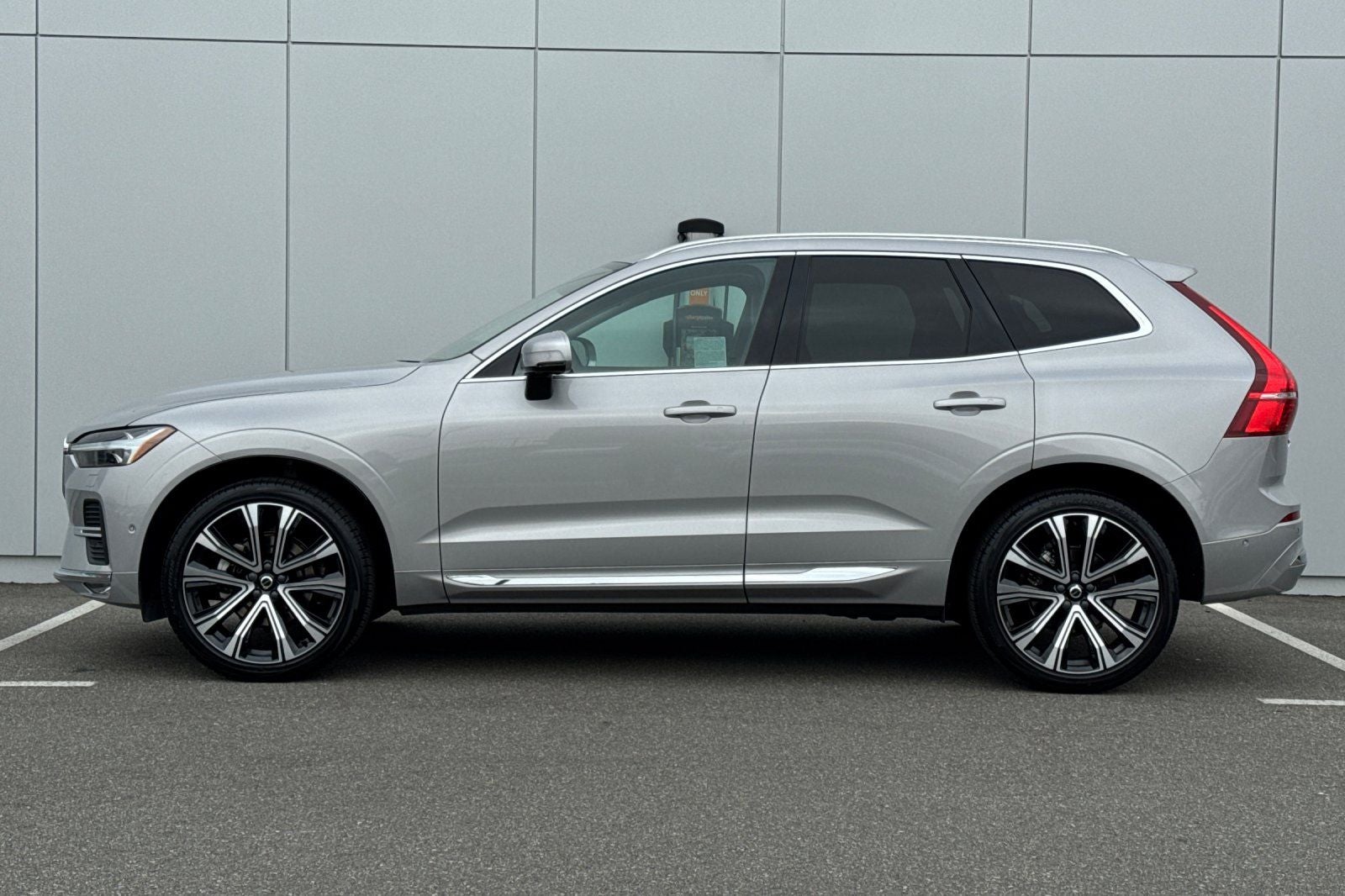 2023 Volvo XC60 B5 Ultimate Bright Theme