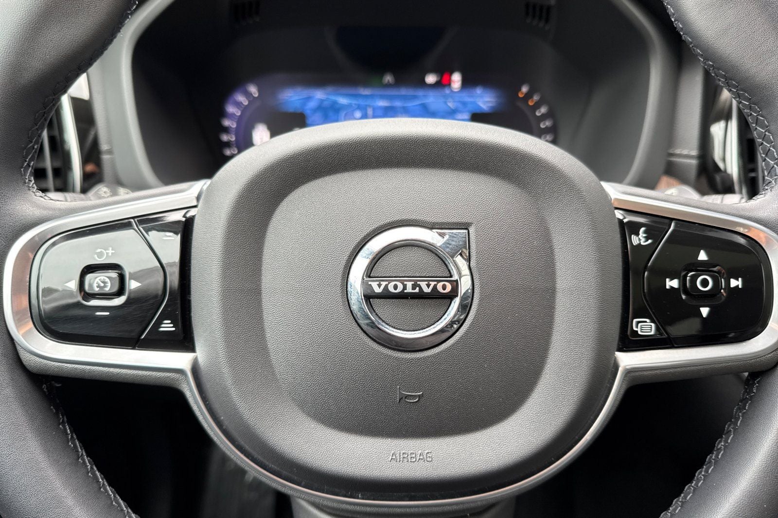 2023 Volvo XC60 B5 Ultimate Bright Theme