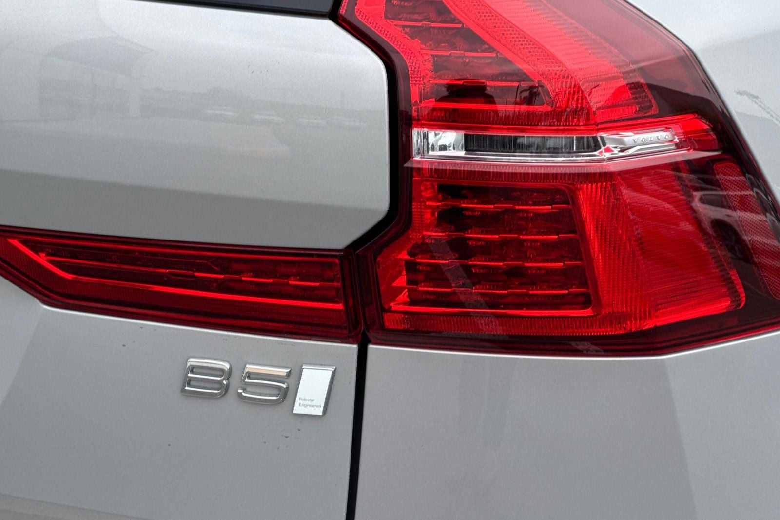 2023 Volvo XC60 B5 Ultimate Bright Theme