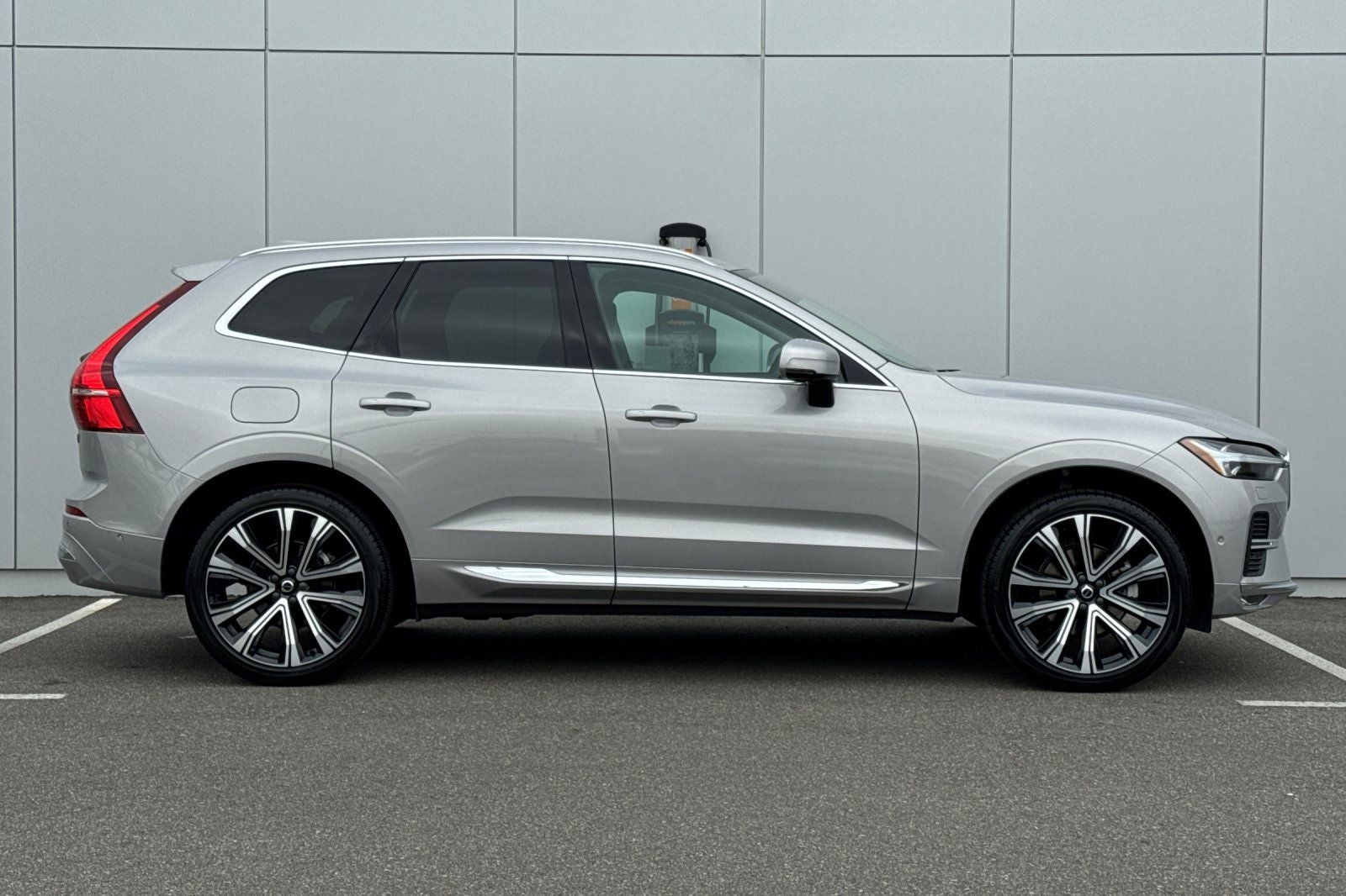 2023 Volvo XC60 B5 Ultimate Bright Theme