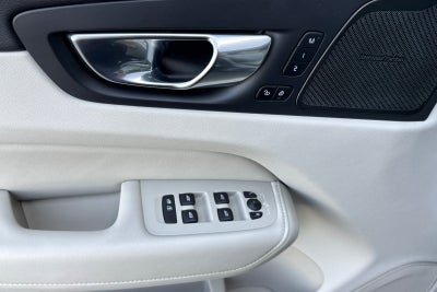 2023 Volvo XC60 B5 Ultimate Bright Theme