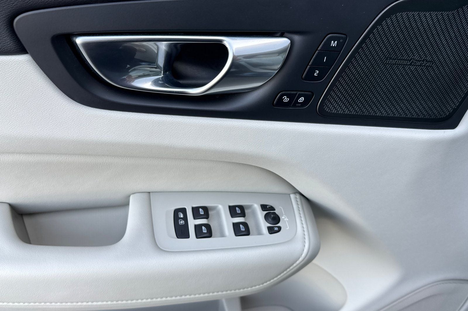 2023 Volvo XC60 B5 Ultimate Bright Theme