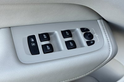 2023 Volvo XC60 B5 Ultimate Bright Theme