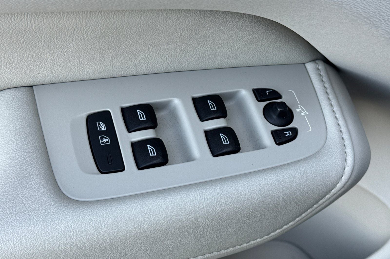 2023 Volvo XC60 B5 Ultimate Bright Theme