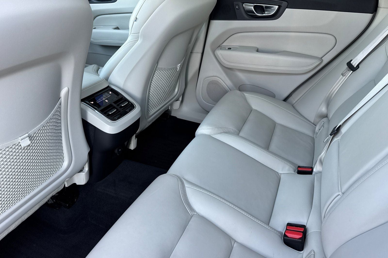 2023 Volvo XC60 B5 Ultimate Bright Theme