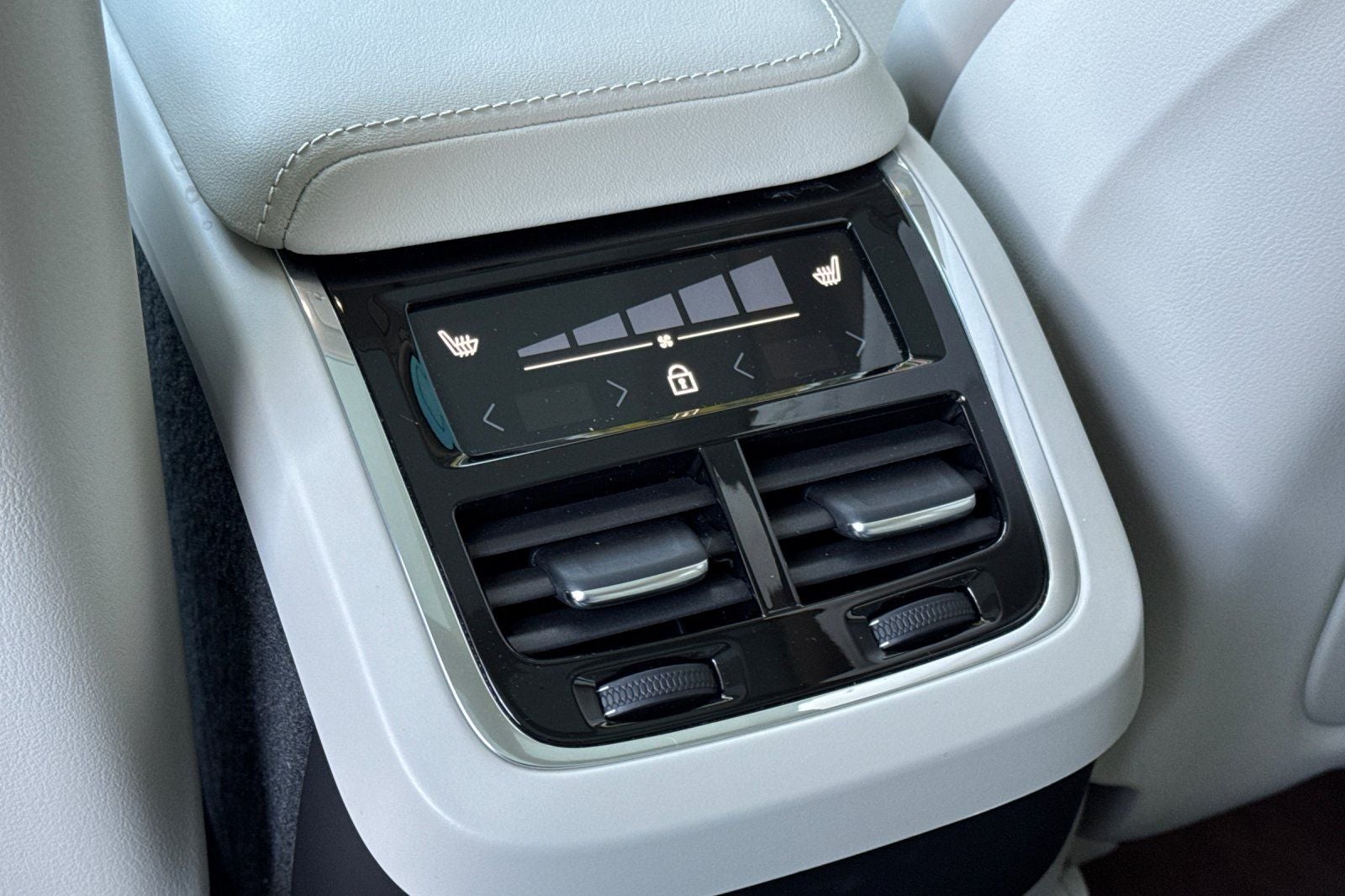 2023 Volvo XC60 B5 Ultimate Bright Theme