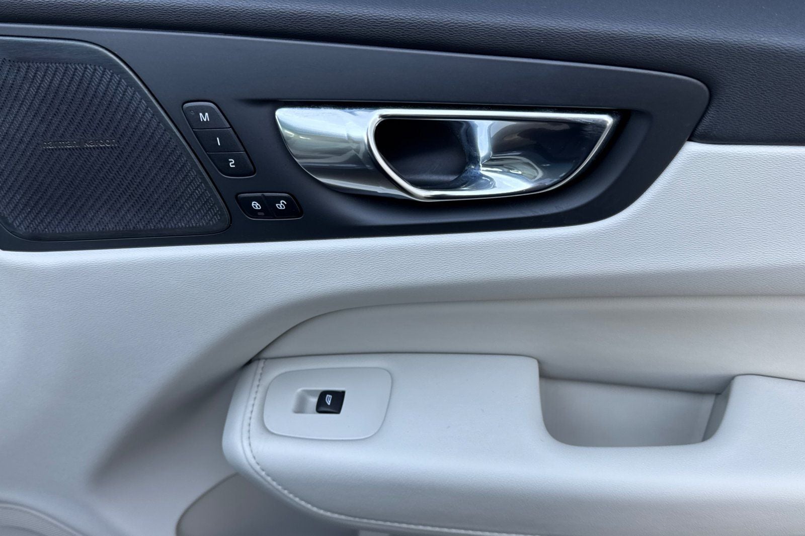 2023 Volvo XC60 B5 Ultimate Bright Theme